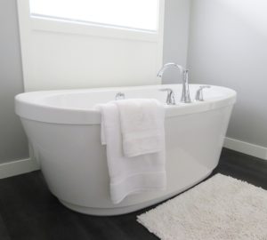Badewanne mit bereit liegendem Handtuch