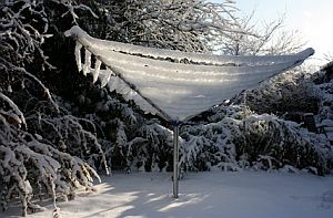 Bild: Eine von Schnee und Eis bedeckte Wäschespinne