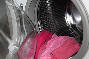 Grafik: Eine Waschmaschine wird befüllt